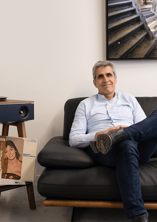 Gilles Sagé assis dans les bureaux de Lucca